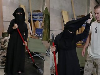 Tour του ποπός - μουσουλμάνος γυναίκα sweeping πάτωμα παίρνει noticed με libidinous αμερικάνικο soldier
