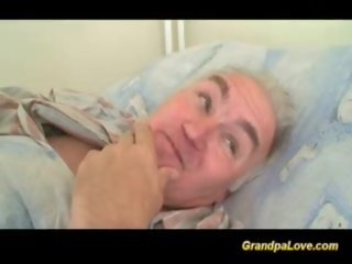 Grootvader femme fatale neuken een mooi brunette verpleegster geven pijpen